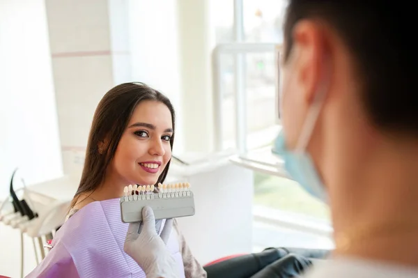 Tandläkaren Kontrollerar Och Välja Färg Ung Kvinnas Tänder — Stockfoto