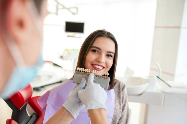 Wybór Koloru Zębów Specjalną Skalą Dentysta Wybrać Odcień Szkliwa Zębów — Zdjęcie stockowe