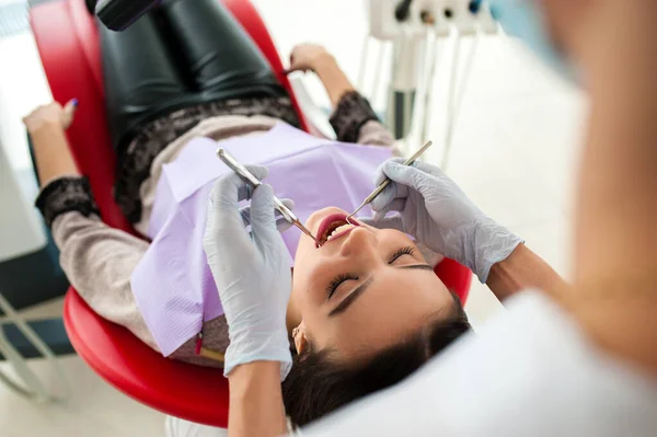 Ung Patient Kvinna Tandläkare Kontor Har Tänder Kontroll Upp Och — Stockfoto