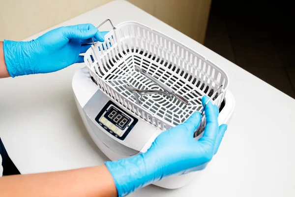 Otoklavda tıbbi aletler sterilize ediliyor. Diş hekimliği