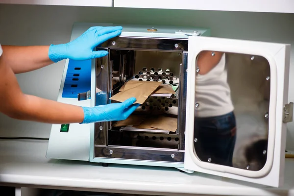 Otoklavdaki tıbbi aletler sterilize ediliyor