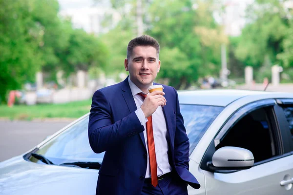 Uomo Affari Beve Caffè Vicino Alla Sua Auto — Foto Stock