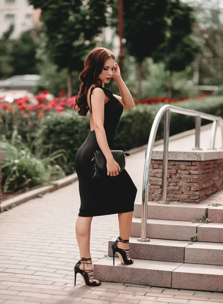 Junge Schöne Stilvolle Stilvolle Mädchen Trägt Schwarzes Kleid Und Mantel — Stockfoto