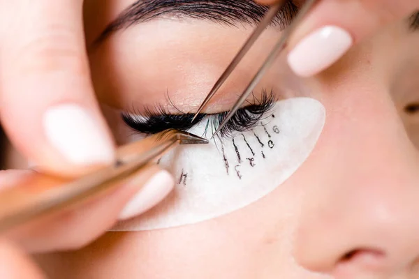 Jonge Vrouw Maakt Luchtkus Met Haar Lippen Sluit Een Oog — Stockfoto