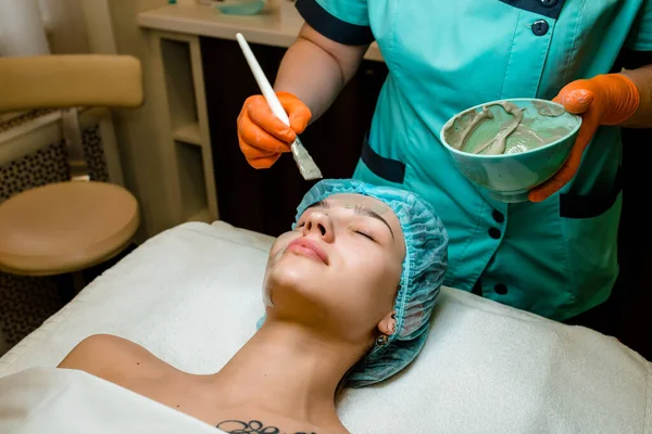 Mani Cosmetologia Specialista Applicando Maschera Facciale Oro Con Pennello Rendendo — Foto Stock