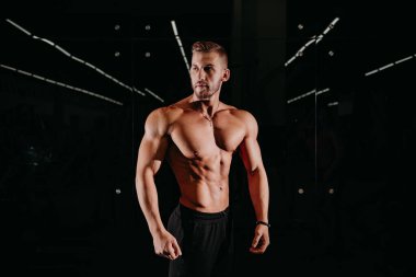 Siyah arka planda güçlü atletik adam