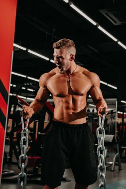 metal zincir, ideal vücut geliştirmeci poz yakışıklı genç.