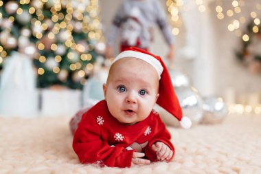 Güzel bir Noel kostümü giymiş küçük bir çocuk.