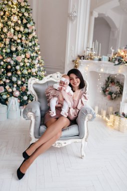 Yılbaşı stüdyosunda kızı olan güzel bir anne.