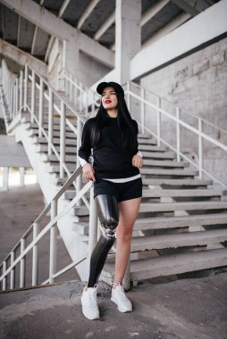 Sokakta poz veren protez bacaklı güzel bir kız..