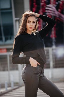 Siyah kazaklı kadın