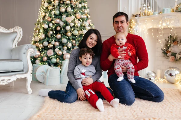 Familie Fericită Interiorul Anului Nou Lângă Pomul Crăciun Mama Tata — Fotografie, imagine de stoc