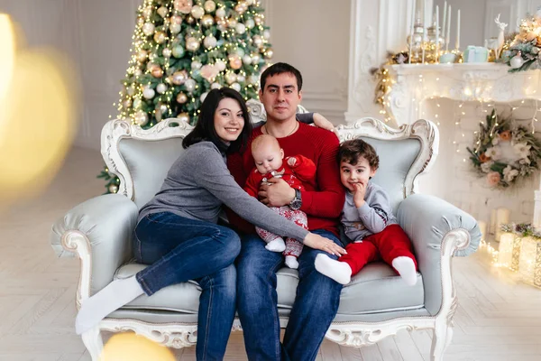 Familie Fericită Interiorul Anului Nou Lângă Pomul Crăciun Mama Tata — Fotografie, imagine de stoc