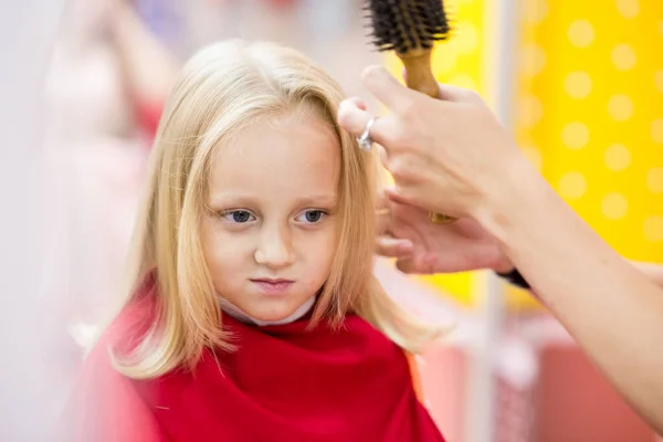 Fille Enfant Sur Cheveux Coupé Blonde — Photo