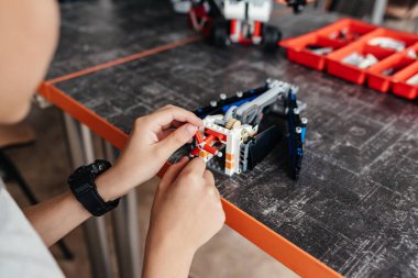 Elektronik robot oyuncaklarını tamir ederken, elektronik robotik teknolojisi, bilimsel eğitim hobisi, çocuk yaşam tarzı yaratırken yakın plan çekimleri.