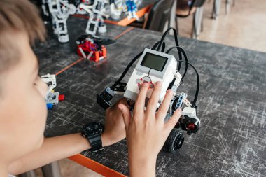 Elektronik robot oyuncaklarını tamir ederken, elektronik robotik teknolojisi, bilimsel eğitim hobisi, çocuk yaşam tarzı yaratırken yakın plan çekimleri.