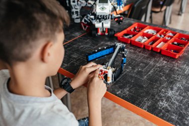 Tablet bilgisayar ve Joystick kontrollü robot çocukla.