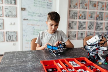 Çocuk bir robot oyuncak tasarımcıdan monte ile çalış