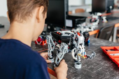 Çocuk bir robot oyuncak tasarımcıdan monte ile çalış