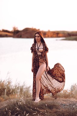 Güneş gözlüğü ve bikini plaj güzel genç kadın portresi. Kadın model mayo deniz kıyısında poz.