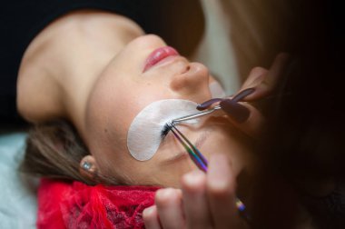 Güzellik stüdyosunda kirpik uzantıları var..