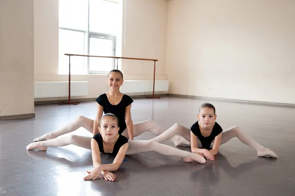 Meninas Estão Envolvidas Coreografia Classe Balé — Fotografia de Stock