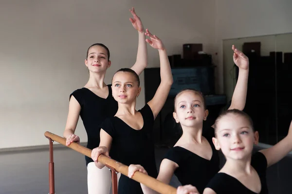 芭蕾舞蹈班的孩子们 — 图库照片