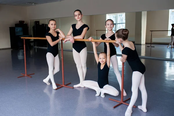 Meisjes Communiceren Klas Aan Balletschool — Stockfoto