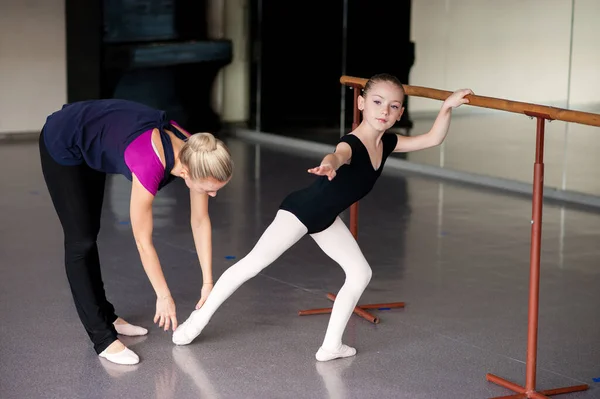 Trener Uczy Dziewczynę Jak Rozciągać Choreografię — Zdjęcie stockowe