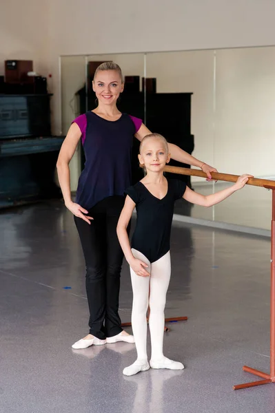 Choreograaf Leert Het Kind Het Ballet Posities — Stockfoto