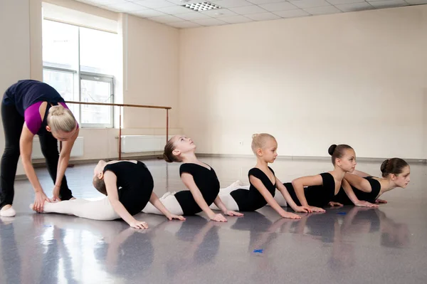 Coreógrafo Ensina Danças Infantis — Fotografia de Stock