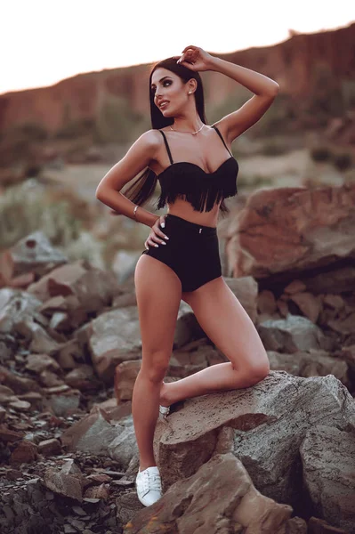Sexy Mädchen Badeanzug Und Tätowierung Bein Posiert Der Nähe Eines — Stockfoto