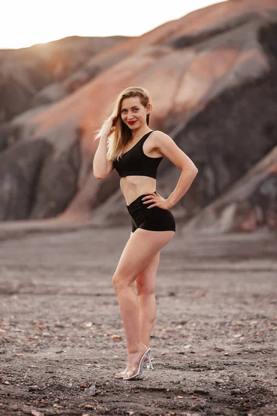 Gyönyörű Lány Fitness Modell Hegyekben — Stock Fotó