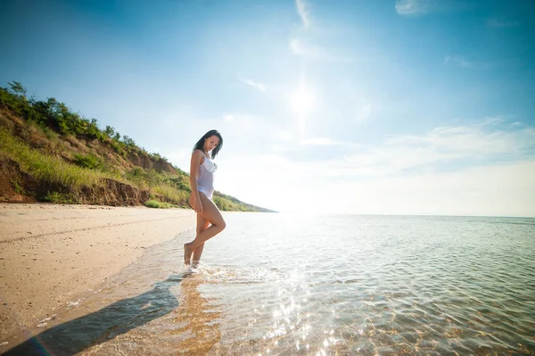 Güneşlenen ve yüzen güzel kız