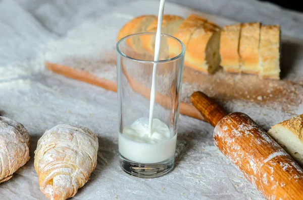 Milch Wird Ein Glas Gegossen Brot Croissants — Stockfoto