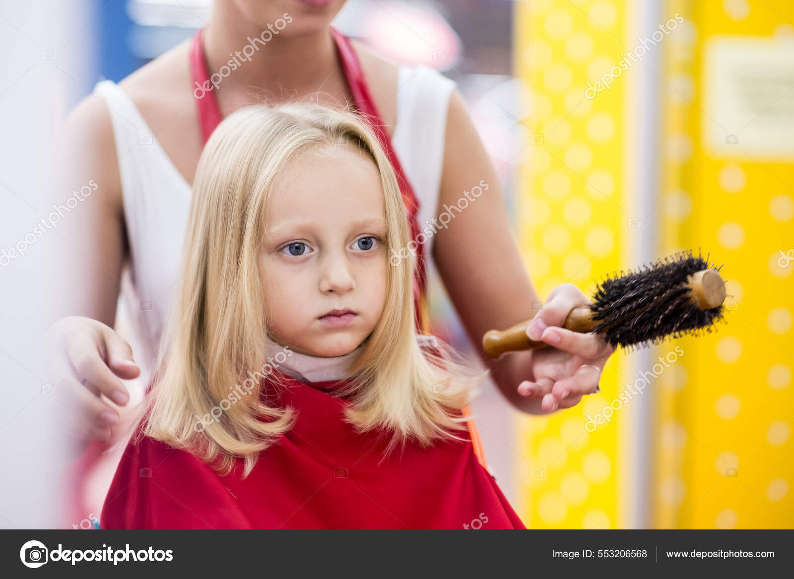 Cabeleireiro seca e modela o cabelo com um secador de cabelo no salão de  beleza