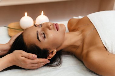 Yüz masajı. Afro-Amerikalı kadın spa tedavisi, yan görünüm oluyor