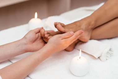 Ayaklarıyla ilgilenen bir kadın.