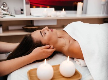 Yüz masajı. Afro-Amerikalı kadın spa tedavisi, yan görünüm oluyor