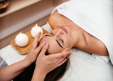 Güzel genç bir kadın masaj salonundan zevk alıyor.