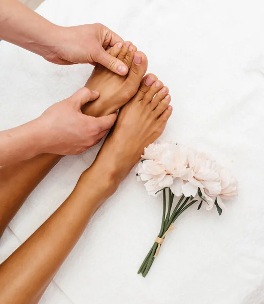 有一双漂亮的脚 白色毛巾 特写的女人 温泉治疗 — 图库照片