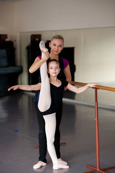 Trener Uczy Dziewczynę Jak Rozciągać Choreografię — Zdjęcie stockowe