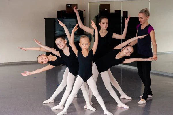 Choreograf Uczy Dzieci Tańce — Zdjęcie stockowe