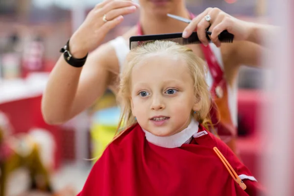 Kuaför Küçük Şirin Kıza Saç Stili Yapıyor — Stok fotoğraf