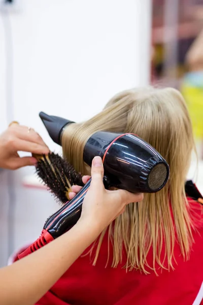 Kuaför Kuaförde Saçında Toka Olan Çocuğun Saçını Kesiyor Hairtician Islak — Stok fotoğraf