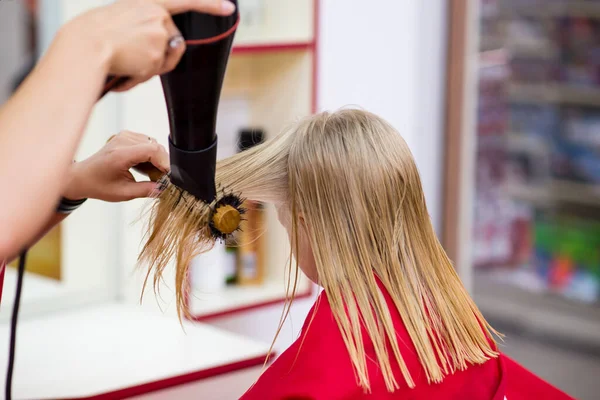 Enfant Assis Dans Une Chaise Coiffeur Réjouit Délicieusement Nouvelle Coupe — Photo