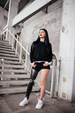 Diz altı ampütasyonu ve yeni osseointelasyon ameliyatı geçirmiş olgun kadınlar yeni bir protez takılanla yürüyüş terapisine başlamadan önce hastane dışında güneşin tadını çıkarıyorlar..