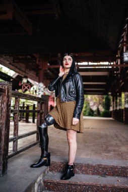 Güzel bir kız tek bacağında protezle sakat kalır..