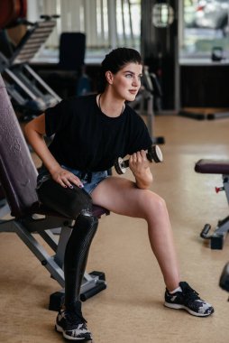Crossfit egzersiz yapıyor ve spor salonunda halter kaldırma eşofman kadın fitness portresi devre dışı