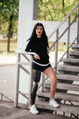 Güzel bir kız tek bacağında protezle sakat kalır..